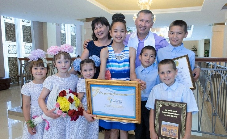 Герои нашего времени: многодетная семья Тулегеновых рассказала о воспитании 12 детей 